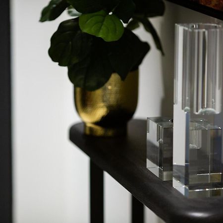 One Global Resorts Green Square Sydney Ngoại thất bức ảnh A vase and candle holder