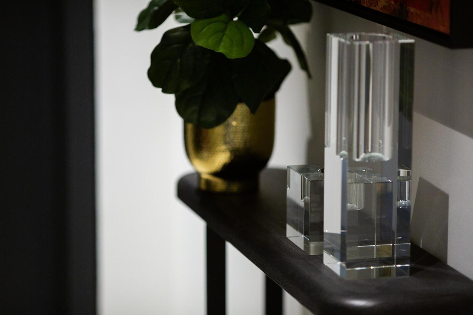 One Global Resorts Green Square Sydney Ngoại thất bức ảnh A vase and candle holder