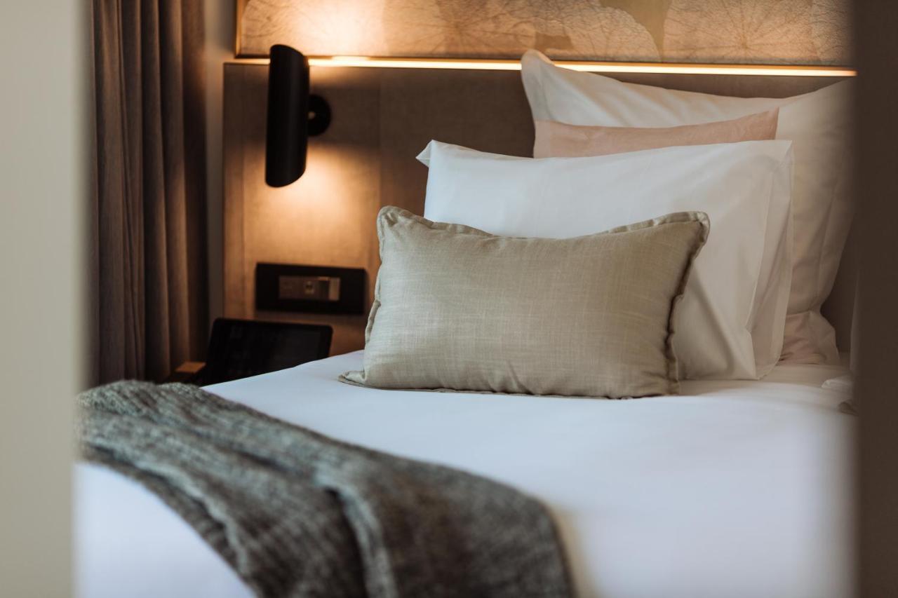 One Global Resorts Green Square Sydney Ngoại thất bức ảnh A bed with a throw