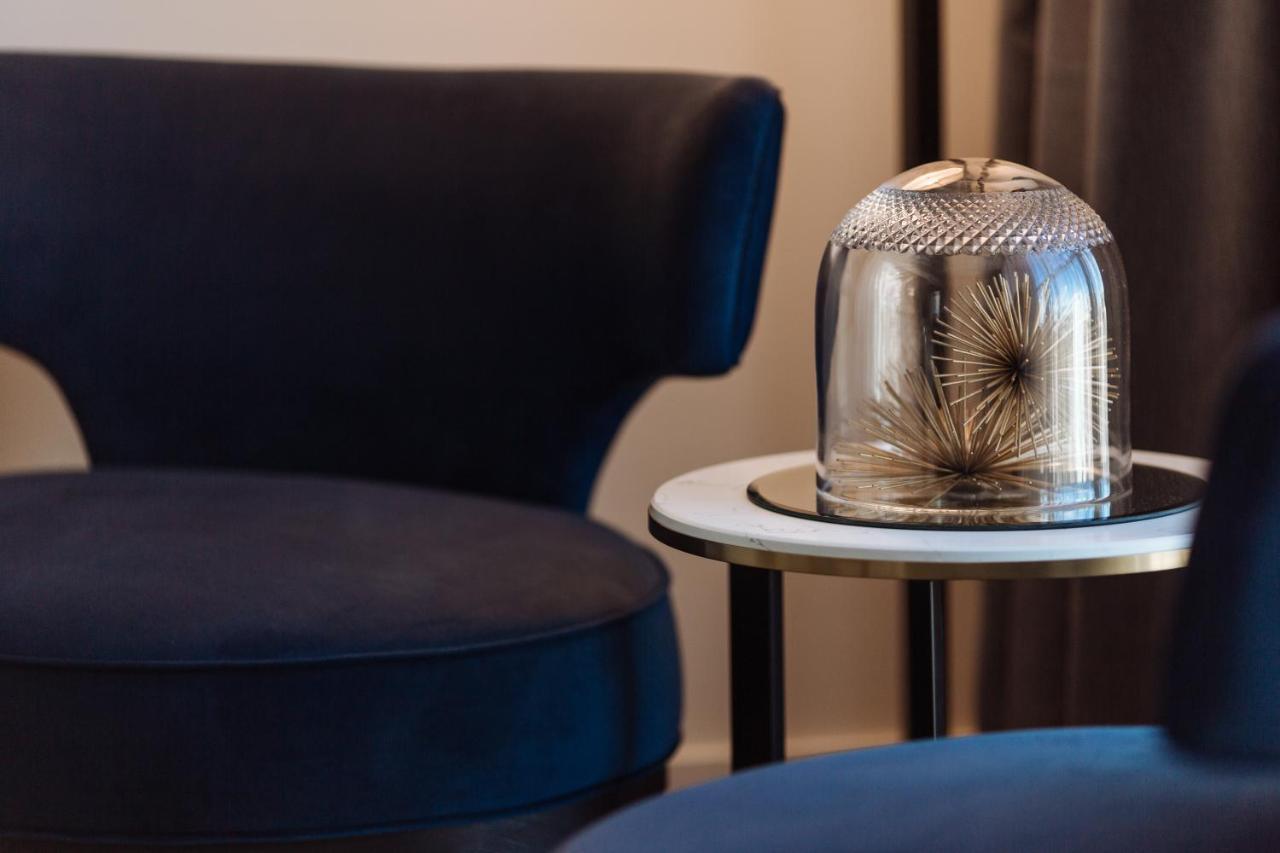 One Global Resorts Green Square Sydney Ngoại thất bức ảnh A table lamp