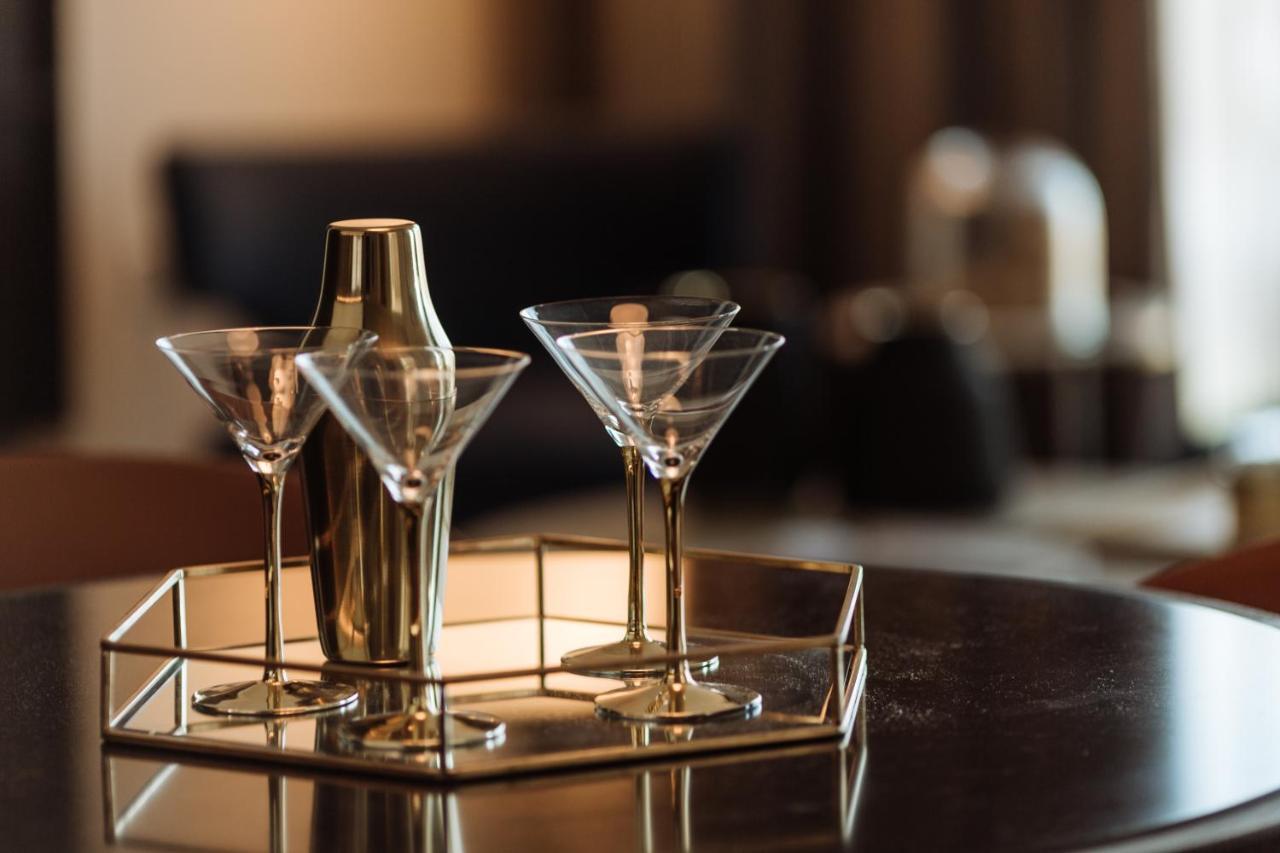 One Global Resorts Green Square Sydney Ngoại thất bức ảnh A martini shaker and glasses